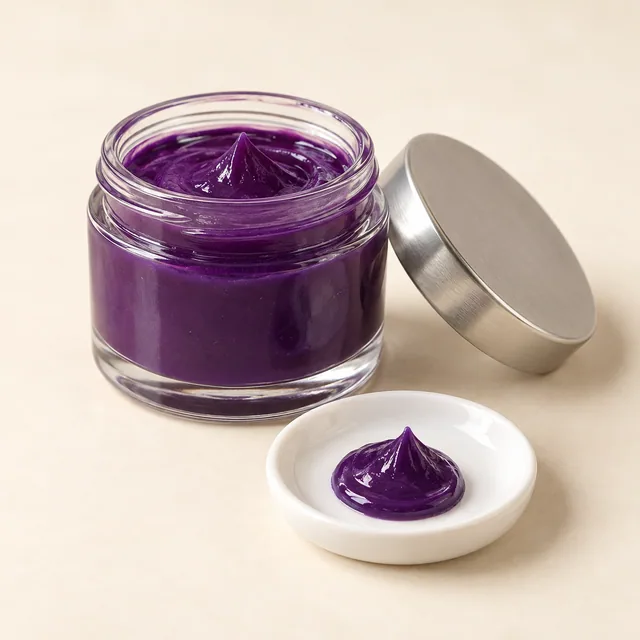 Eigene Illustration: Violette Lebensmittel-Gelfarbe in einem neutralen Glasgefäß