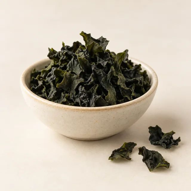 Eigene Illustration: getrocknete Wakame-Flocken in einer Schale